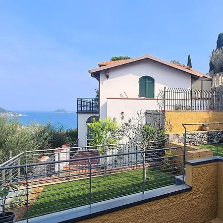 Luce Di Mare - Design With Sea View In Apartmán Alassio